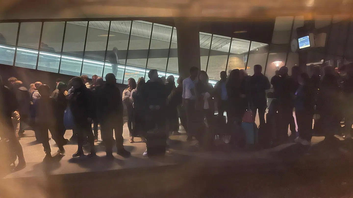 Også i retning mod Sverige er der mange passagerer, der venter på et tog.