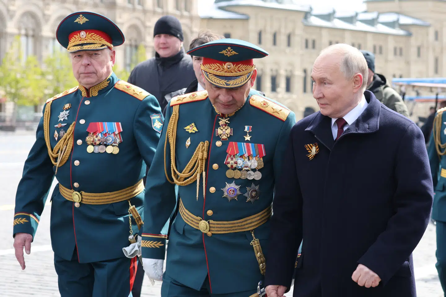 Præsident Vladimir Putin, forsvarsminister Sergej Sjojgu og chefen for landstyrkerne, Oleg Saljukov, ved paraden på Den Røde Plads på "Sejrsdagen", hvor russerne fejrer nedkæmpelsen af det nazistiske Tyskland under Anden Verdenskrig.
