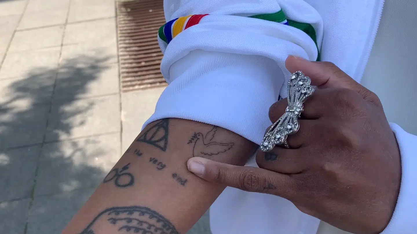 Saba fremviser sin tatovering.