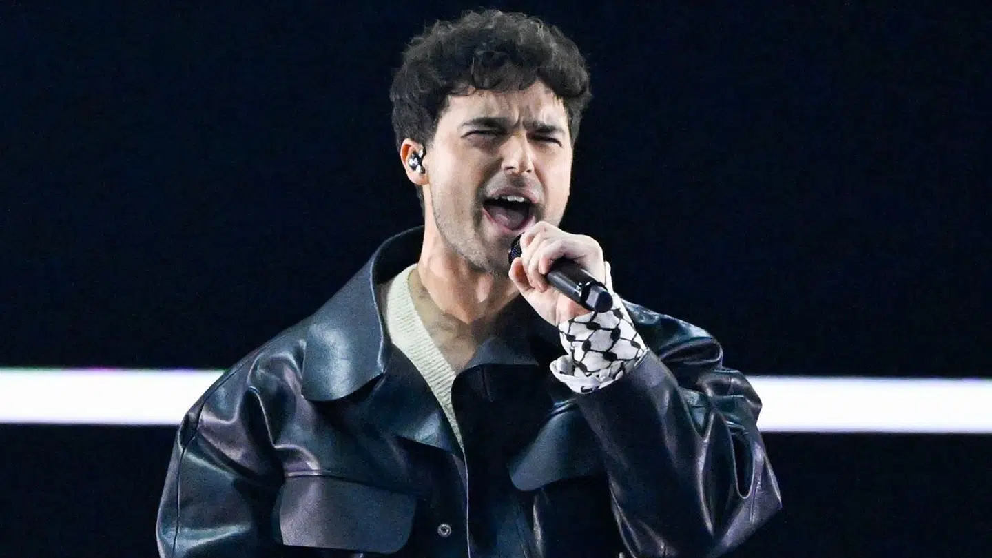 Eric Saade med palæstinensisk tørklæde viklet om armen under den første Eurovision semifinale tirsdag.