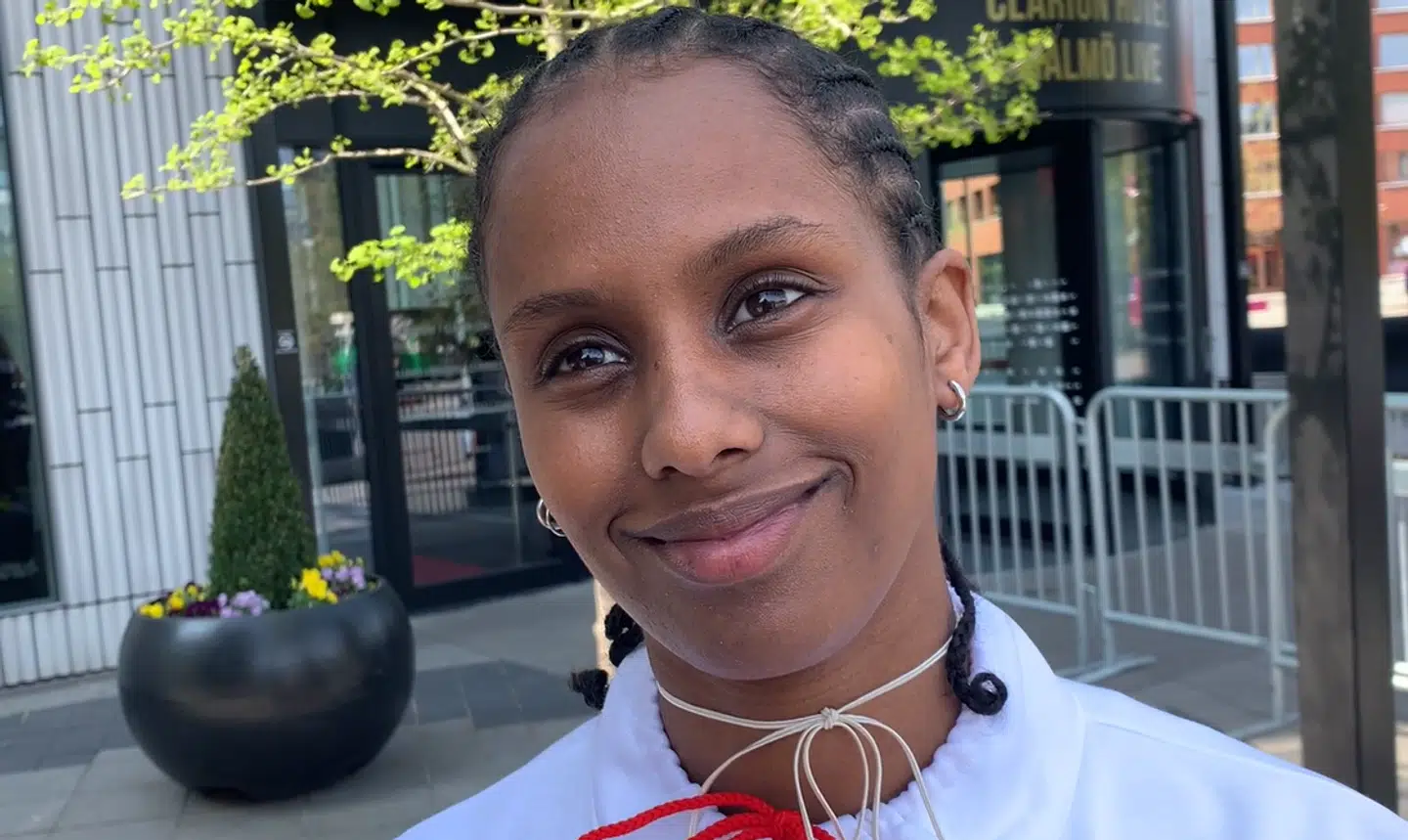 Saba foran sit hotel i Malmø.