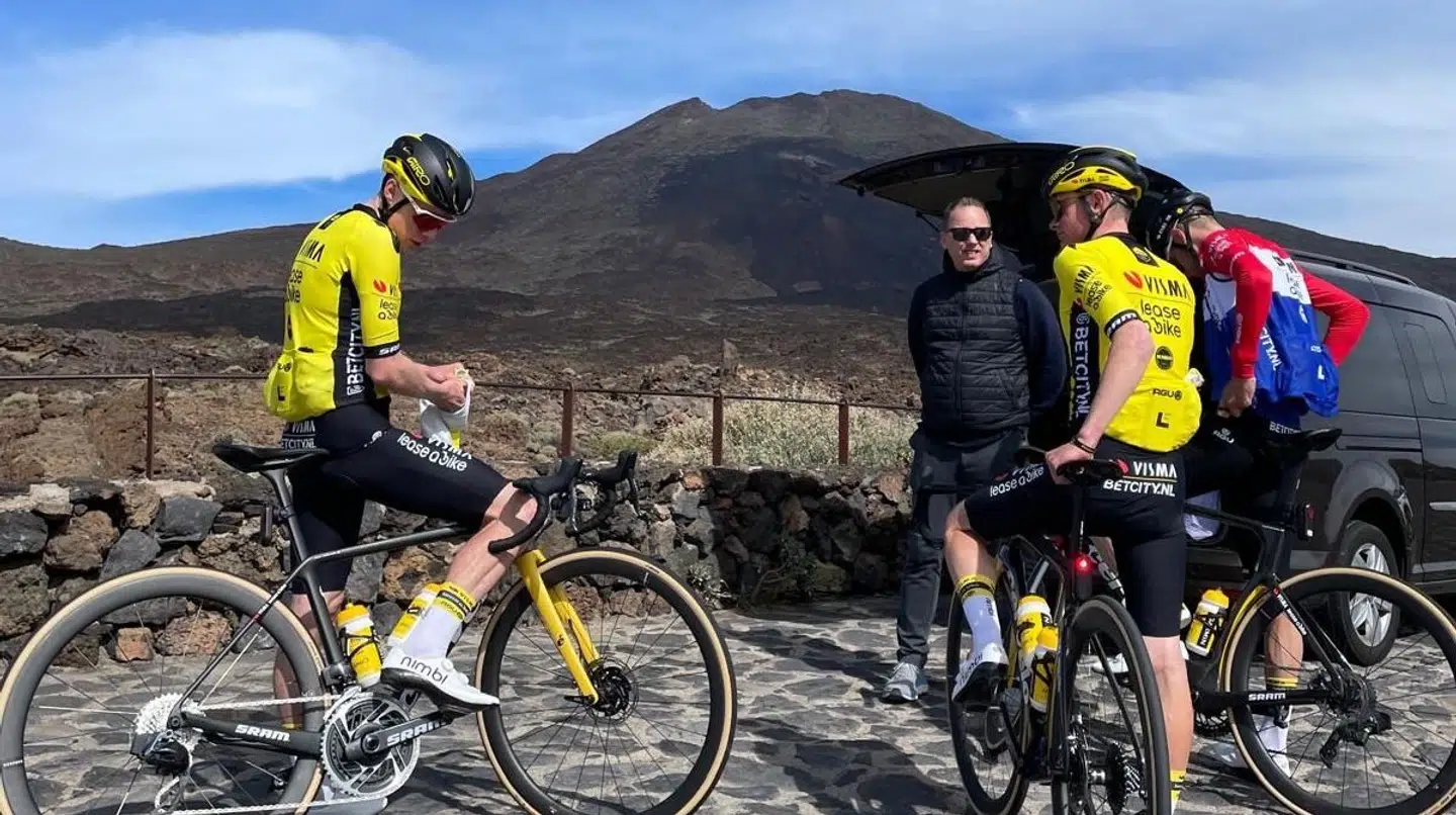 Den hollandske Visma-Lease a Bike-træner Tim Heemskerk og Jonas Vingegaard under en træning ved vulkanen Teide på Tenerife i fjor.