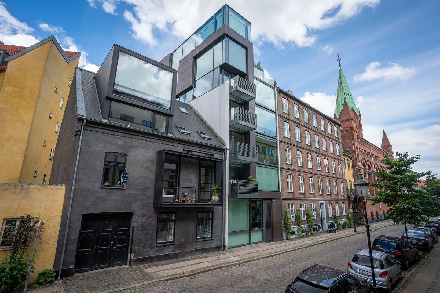 Grunden er kun syv meter bred, men alligevel er det lykkedes Holscher Architects at få vredet et skulpturelt lille mesterværk derind.