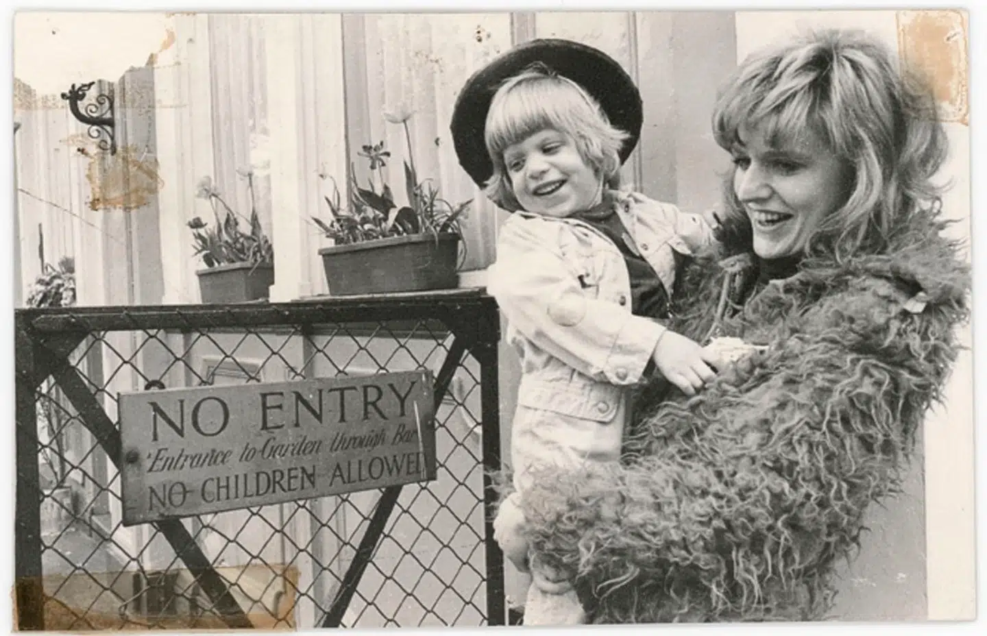 Privat foto af en ung Ulla Terkelsen med sønnen Nicholas i London 1969.