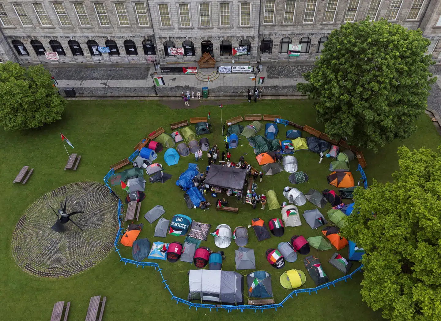 Et irsk universitet har imødekommet en gruppe demonstrerende studerendes krav om at træde ud af samarbejdet med israelske leverandører.