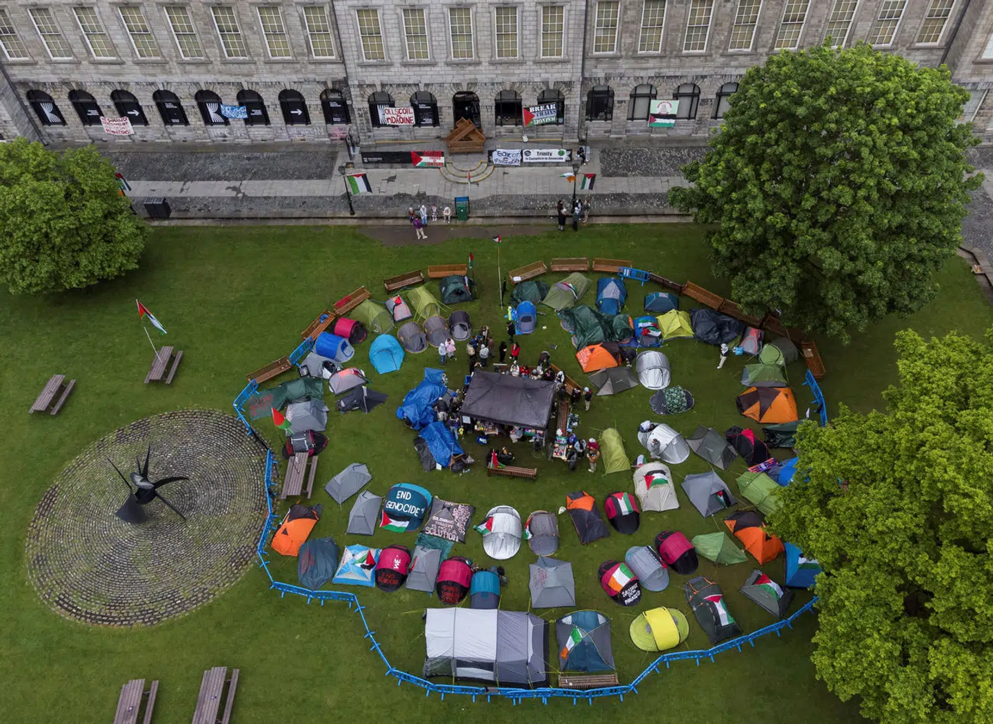 Et irsk universitet har imødekommet en gruppe demonstrerende studerendes krav om at træde ud af samarbejdet med israelske leverandører.