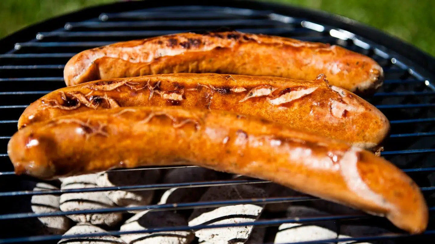 Grillpølser på grillen.