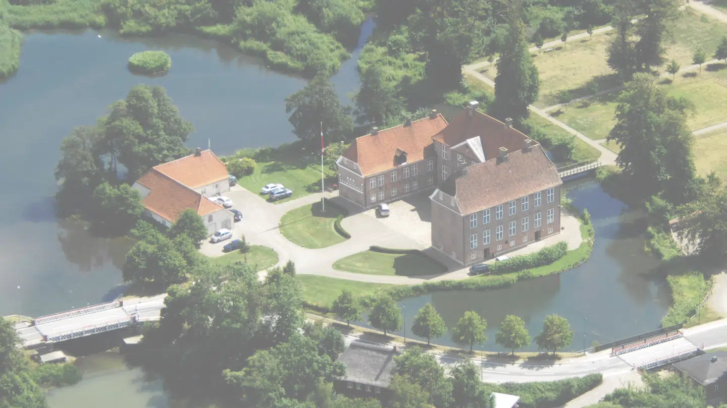 Gram Slot set fra luften.