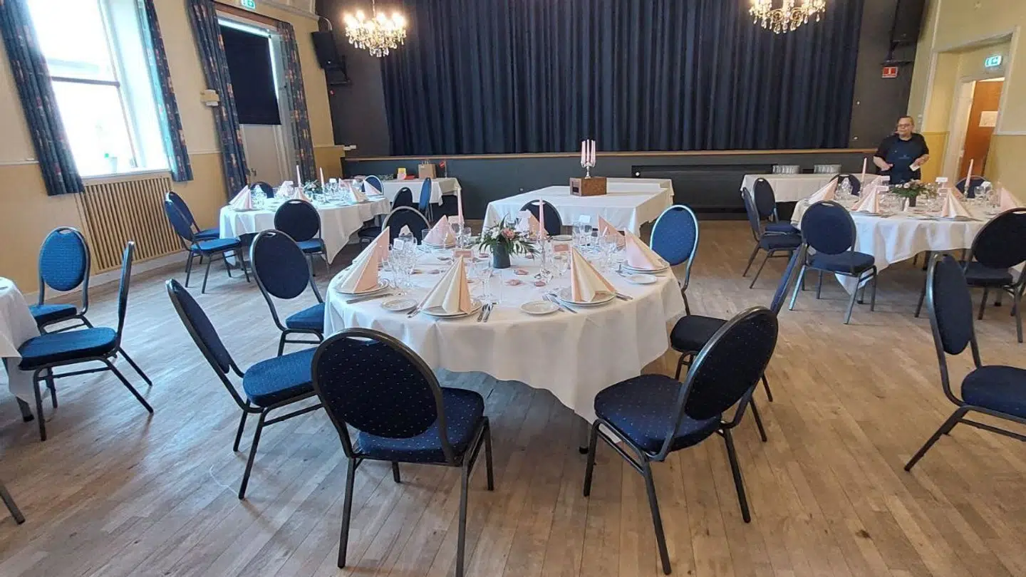 Datterens store dag sluttede i et forsamlingshus.