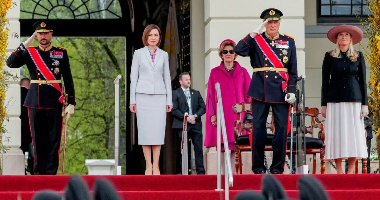 Kong Harald havde byttet sablen ud med sin krykke, da han og sønnike, kronprins Haakon, tog imod Moldovas præsident. Foto: NTB/Heiko Junge