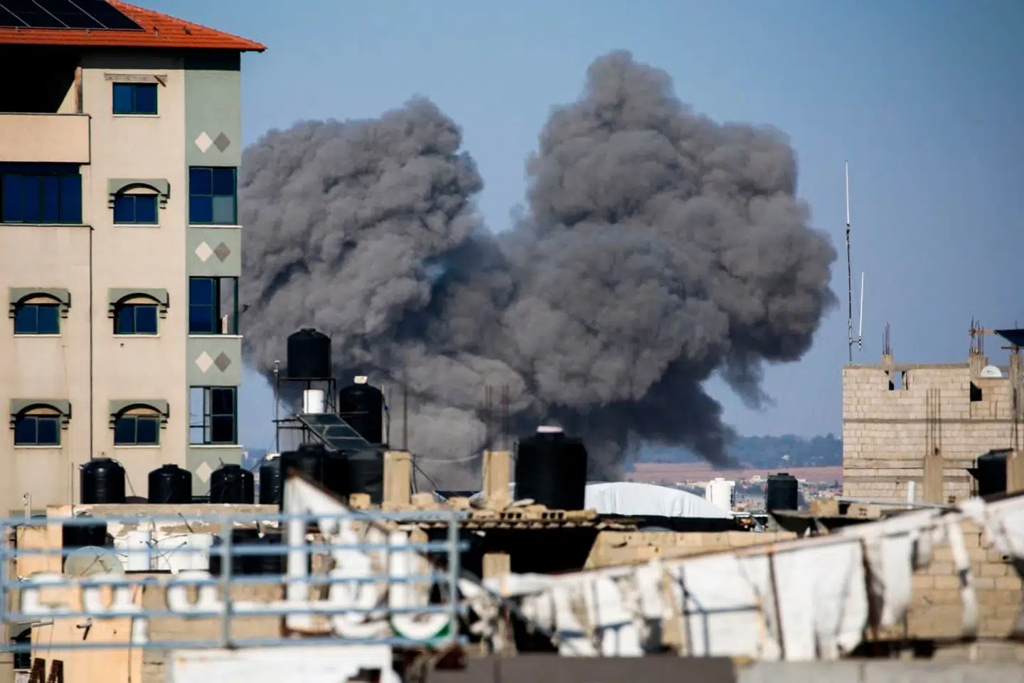 En røgsky ses over den sydlige Gazaby Rafah.
