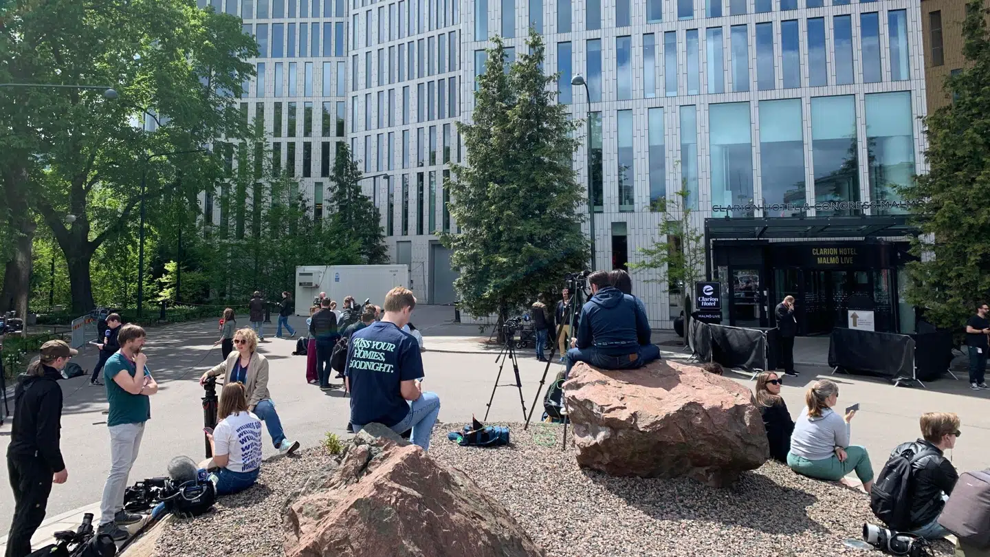 Journalister fra hele Europa venter fredag foran Joost Kleins hotel i Malmø.