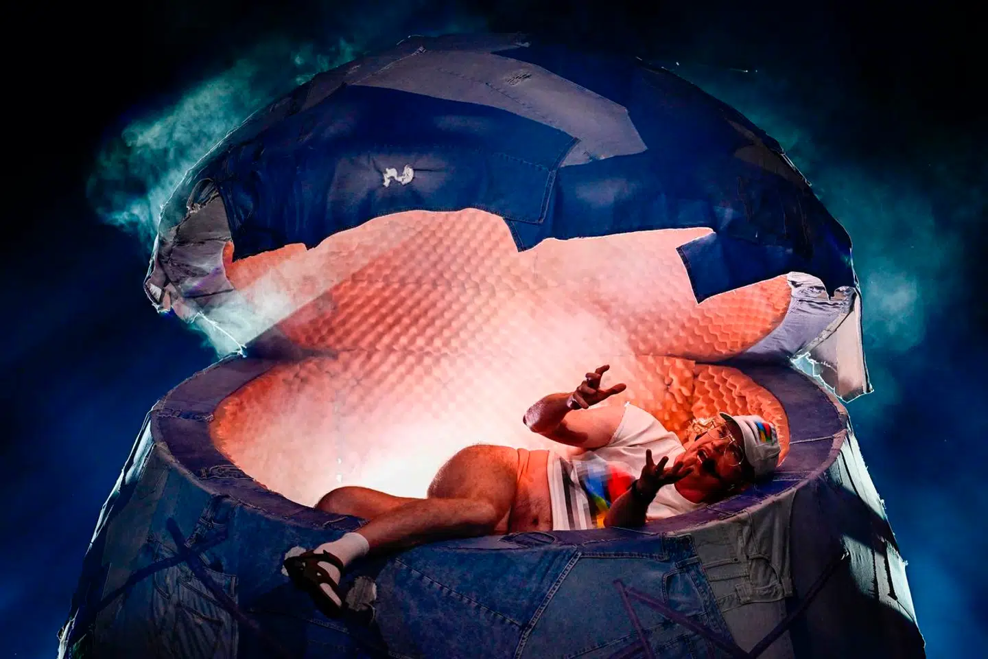 Her ses Windows95man på scenen under en prøve forud for aftenens finale.