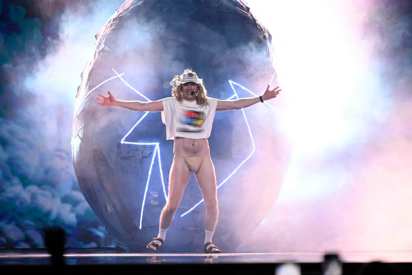 Her ses Windows95man på scenen under en prøve forud for aftenens finale.