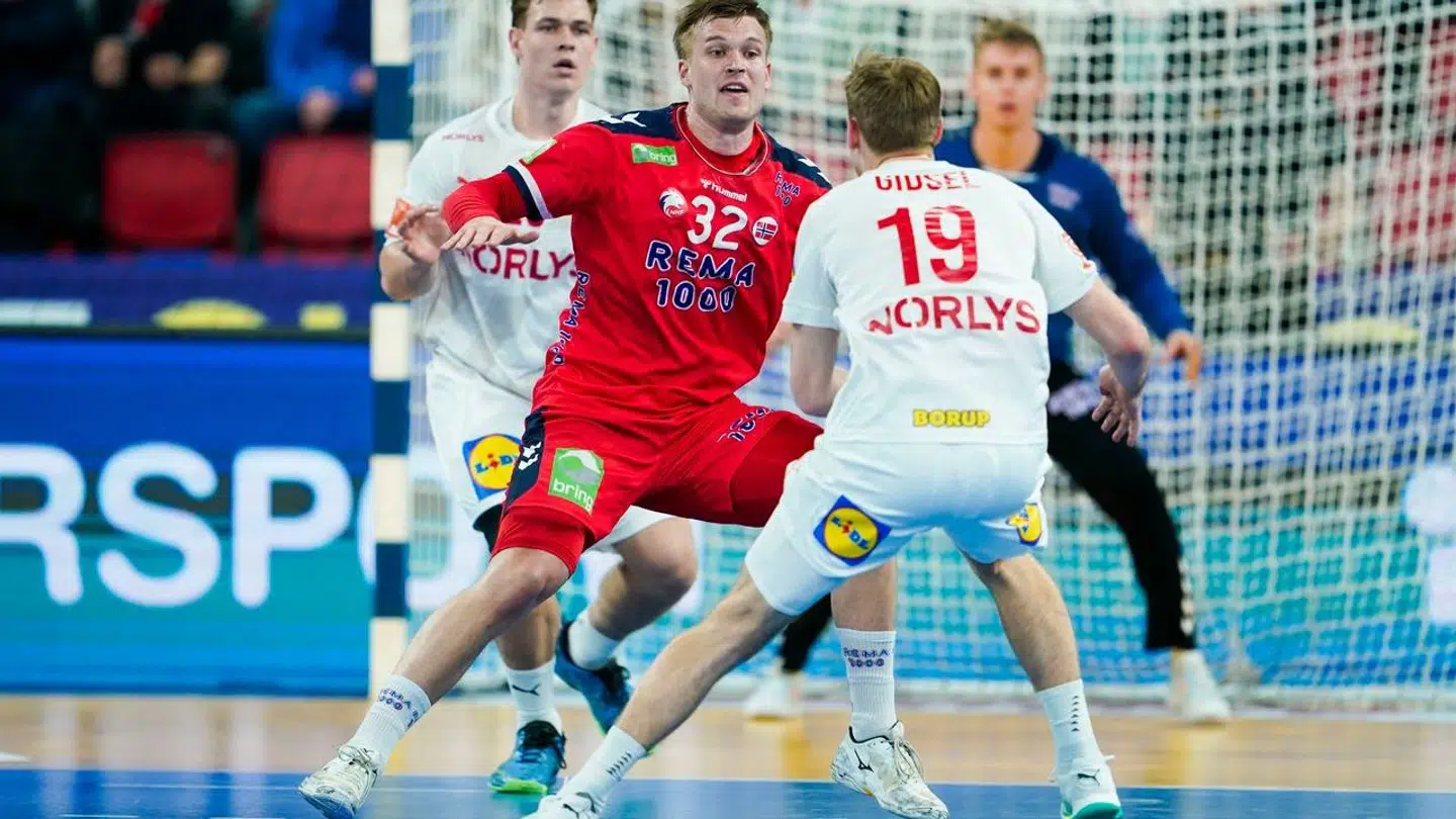 Oslo 20240511. Thomas Solstad utfordres av Danmarks Mathias Gidsel i kampen mellom Norge og Danmark i Gjensidige cup i håndball på Jordal Amfi i Oslo. Foto: Terje Pedersen / NTB