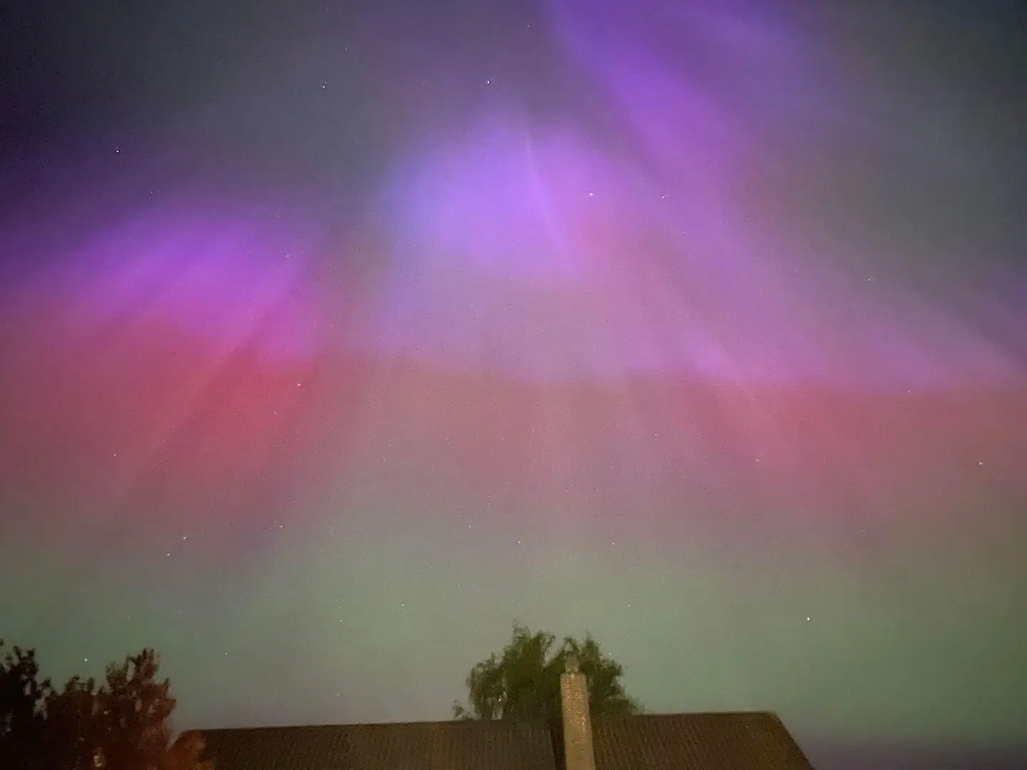 Himlen over Låsby var badet i nordlys omkring midnat fredag. Foto: Helle Schouborg Risager