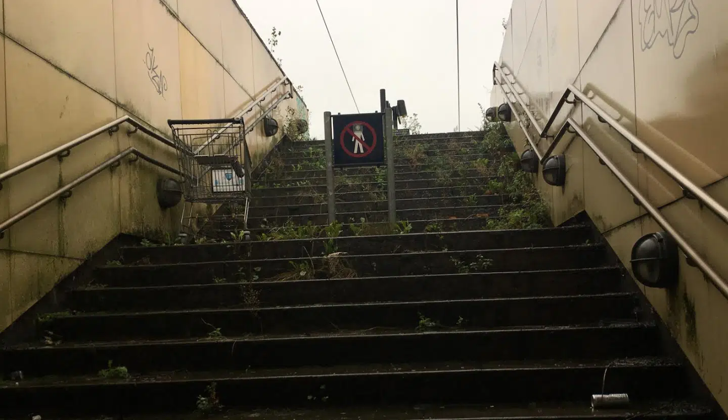 Trappeopgangen til den nedlagte perron.