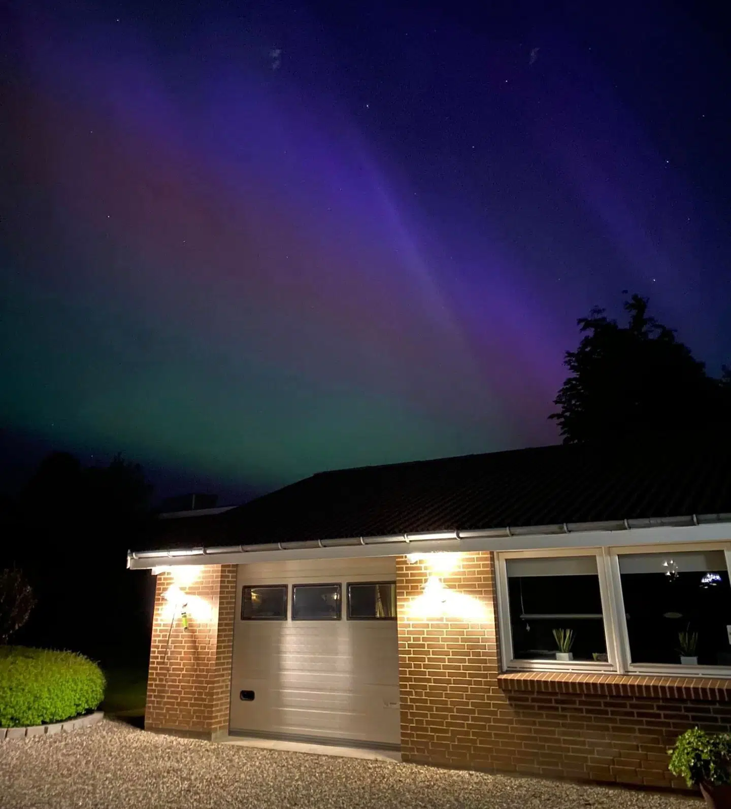 Himlen over Låsby var badet i nordlys omkring midnat fredag. Foto: Helle Schouborg Risager