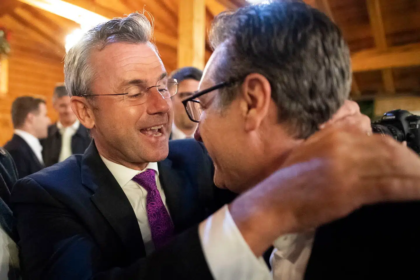Så glade var de for hinanden, da Frihedspartiet i sidste uge havde inviteret til oktoberfest i Wien. Få dage før østrigerne skal til valg er Frihedspartiets skandaleombruste tidligere formand og vicekansler Heinz-Christian Strache (th.) viklet ind i en ny skandale. En skandale, som også risikerer at ramme den nye formand, Norbert Hofer. Strache, der havde gjort sig håb om et politisk comeback som Frihedspartiets borgmesterkandidat i Wien i 2020, trues nu af en eksklusion.
