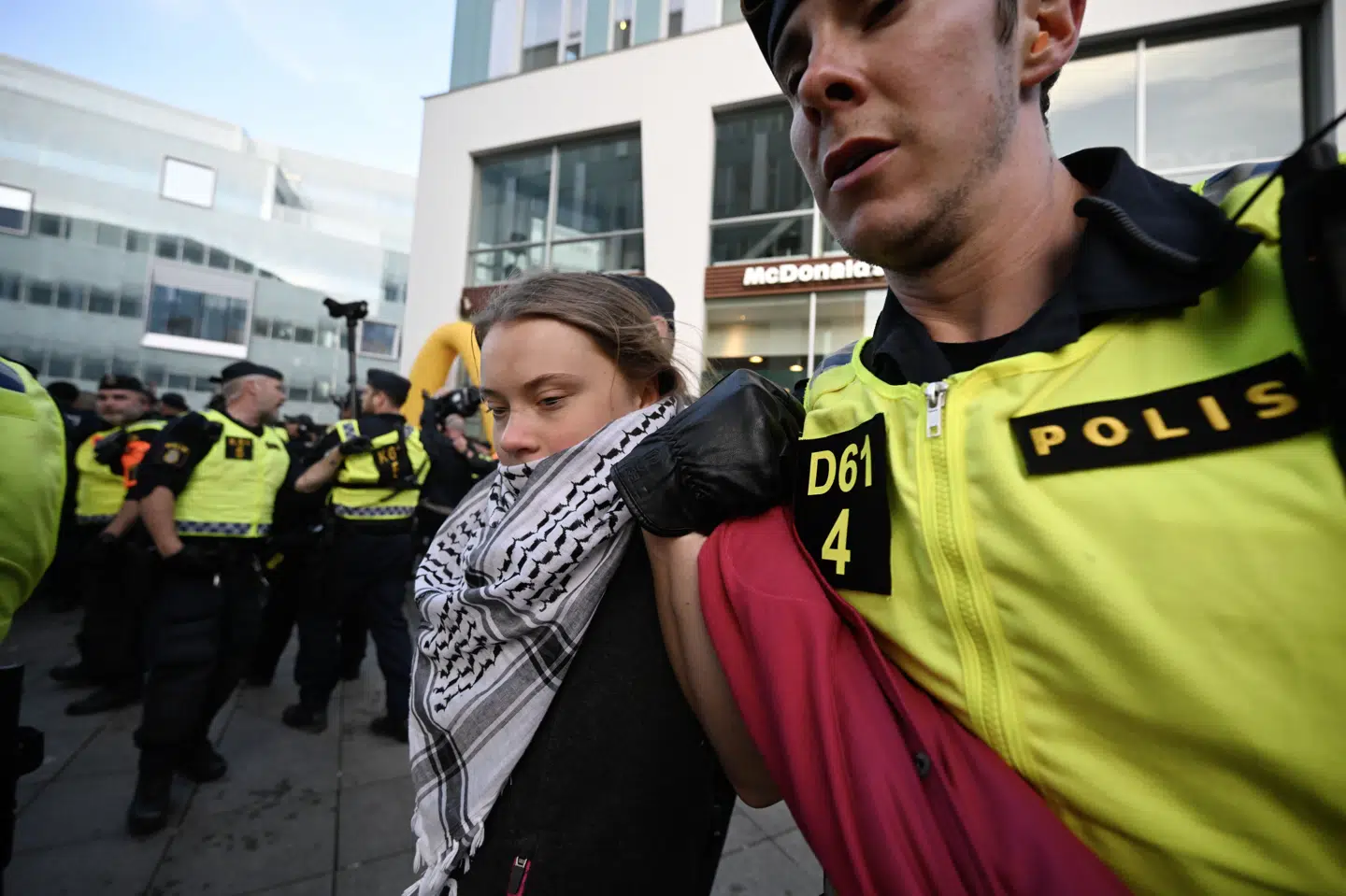 Den kendte aktivist Greta Thunberg var blandt demonstranterne uden for Malmö Arena lørdag aften forud for Eurovision-finale.
