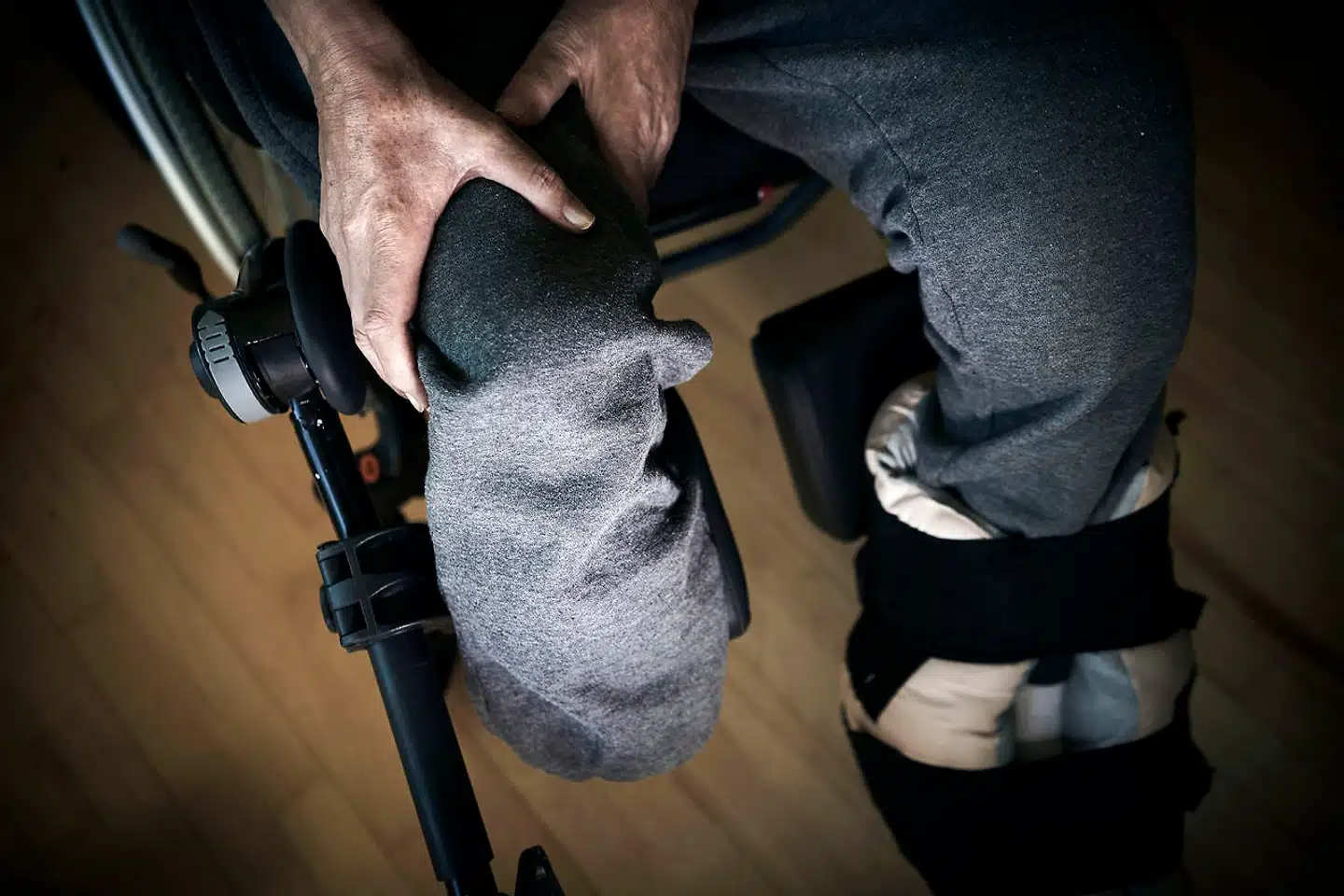 Jørgen mistede ben i genoptræning efter behandling for kræft i hjernen. Efter blot fire kemobehandlinger blev Jørgen kureret for lymfom i hjernen, men under genoptræningen på Trekroner Rehabiliteringshjem gik det helt galt, og Jørgen mangler nu et ben, der ikke fejlede noget, før han skulle genoptrænes. Nu er han flyttet ind på Margethe-Hjemmet i Roskilde