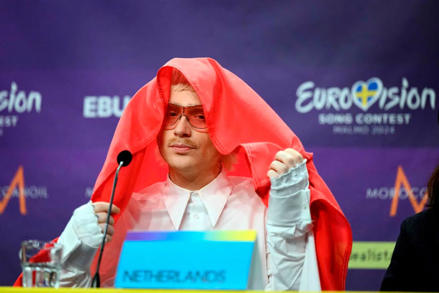 Joost Klein ses her under et pressemøde torsdag aften efter semifinalen.