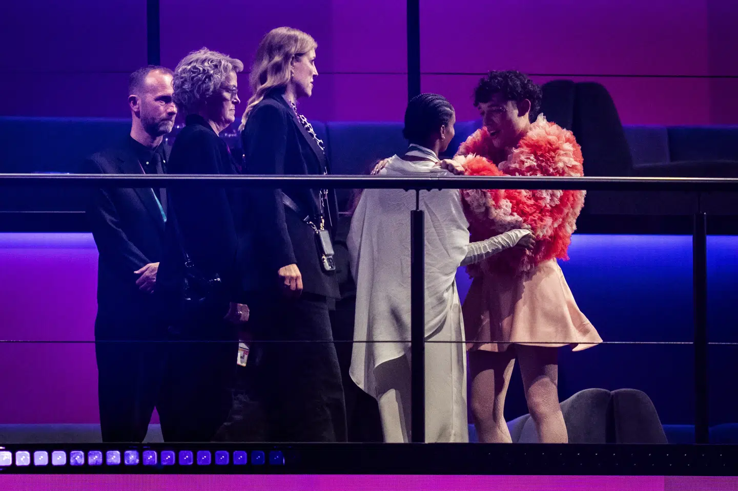 Danmarks Eurovision-deltager, Saba, krammer her Schweiz' Nemo i forbindelse med torsdagens semifinale. Her røg Saba ud. Nemo gik videre – og endte lørdag med at vinde det internationale melodigrandprix.