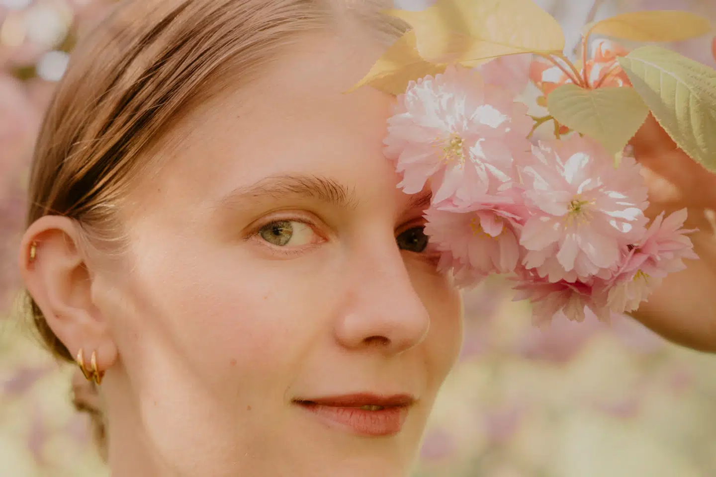 Emma Holten har udgivet sin bog »Underskud« på Politikens forlag. Hun gav for mange år siden sig selv en stemme i den offentlige debat. Nu bruger hun den til at råbe op om dansk økonomi.