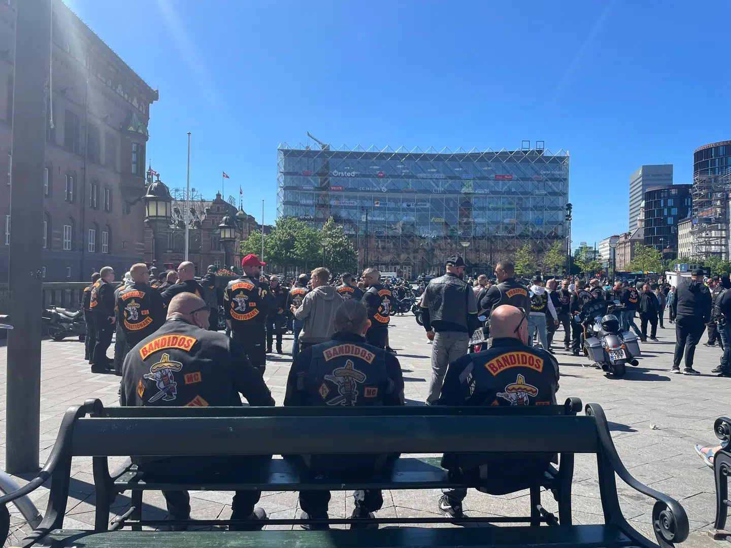 Bandidos og Hells Angels demonstrerer mod »lukning og ulovliggørelse« af deres klubber og tilholdssteder.