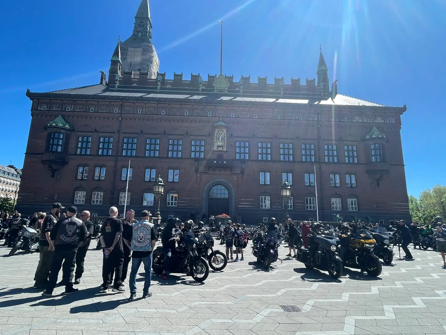 Bandidos og Hells Angels demonstrerer mod »lukning og ulovliggørelse« af deres klubber og tilholdssteder.