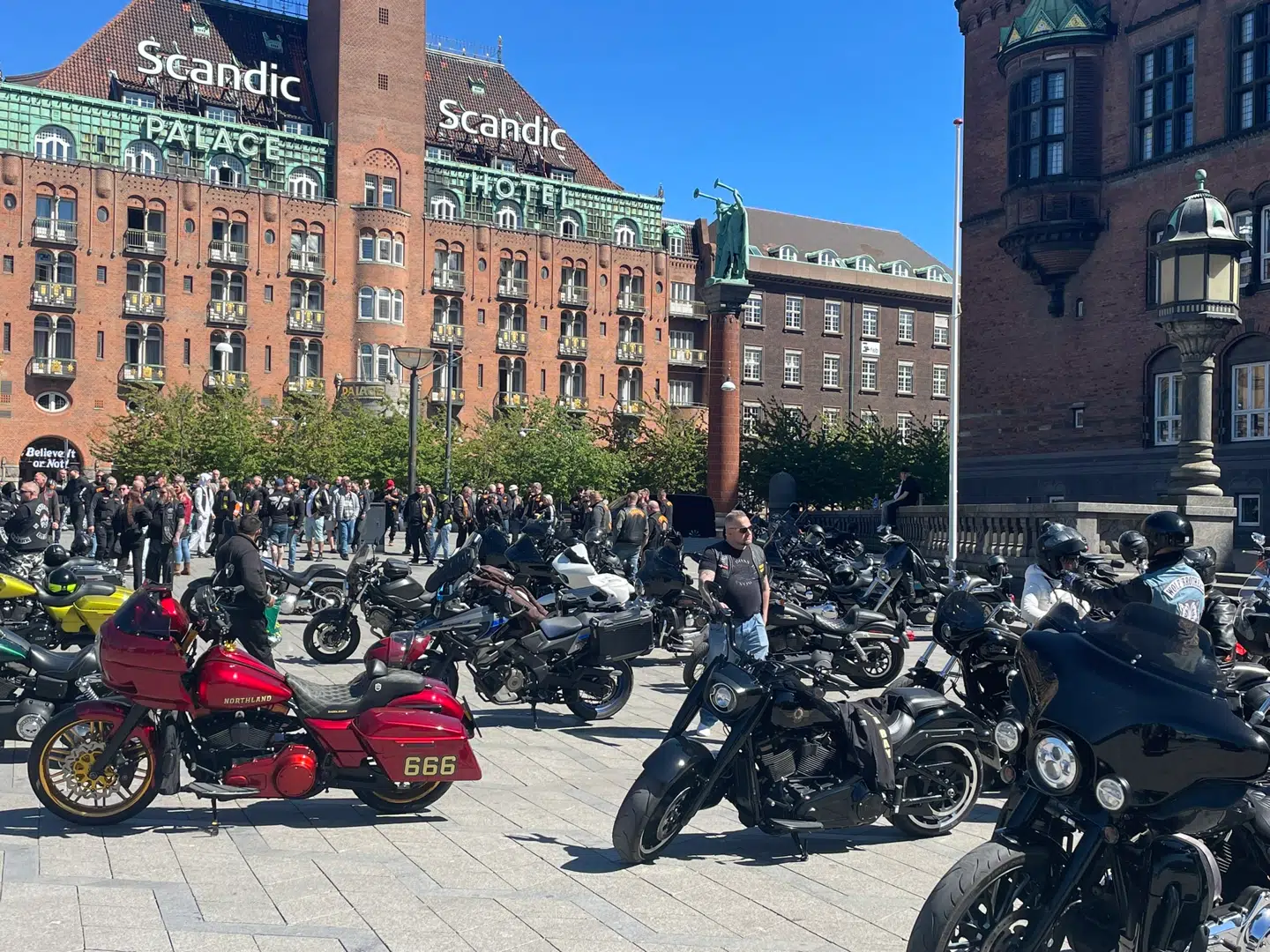 Bandidos og Hells Angels demonstrerer mod »lukning og ulovliggørelse« af deres klubber og tilholdssteder.