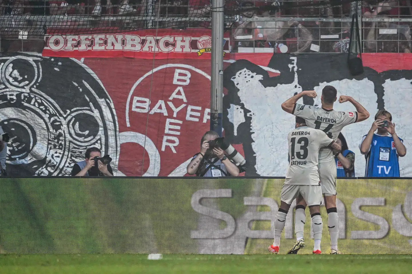 Bayer Leverkusen kan i de kommende uger krydre sit tyske mesterskab med et Europa League-trofæ og en sejr i DFB Pokal.