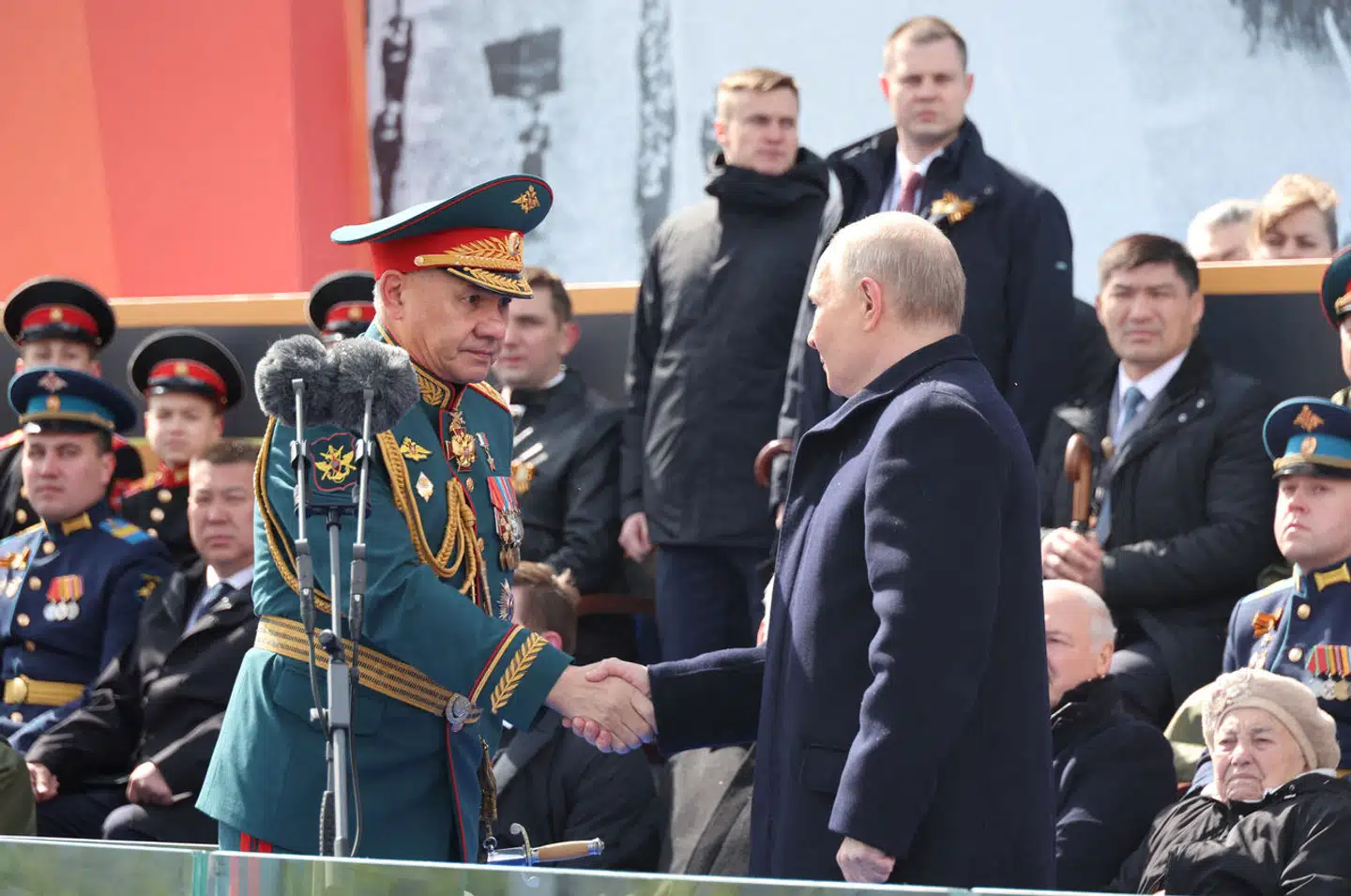 Sergej Sjojgu, der her trykker hånd med præsident Putin, har været forsvarsminister siden 2012.