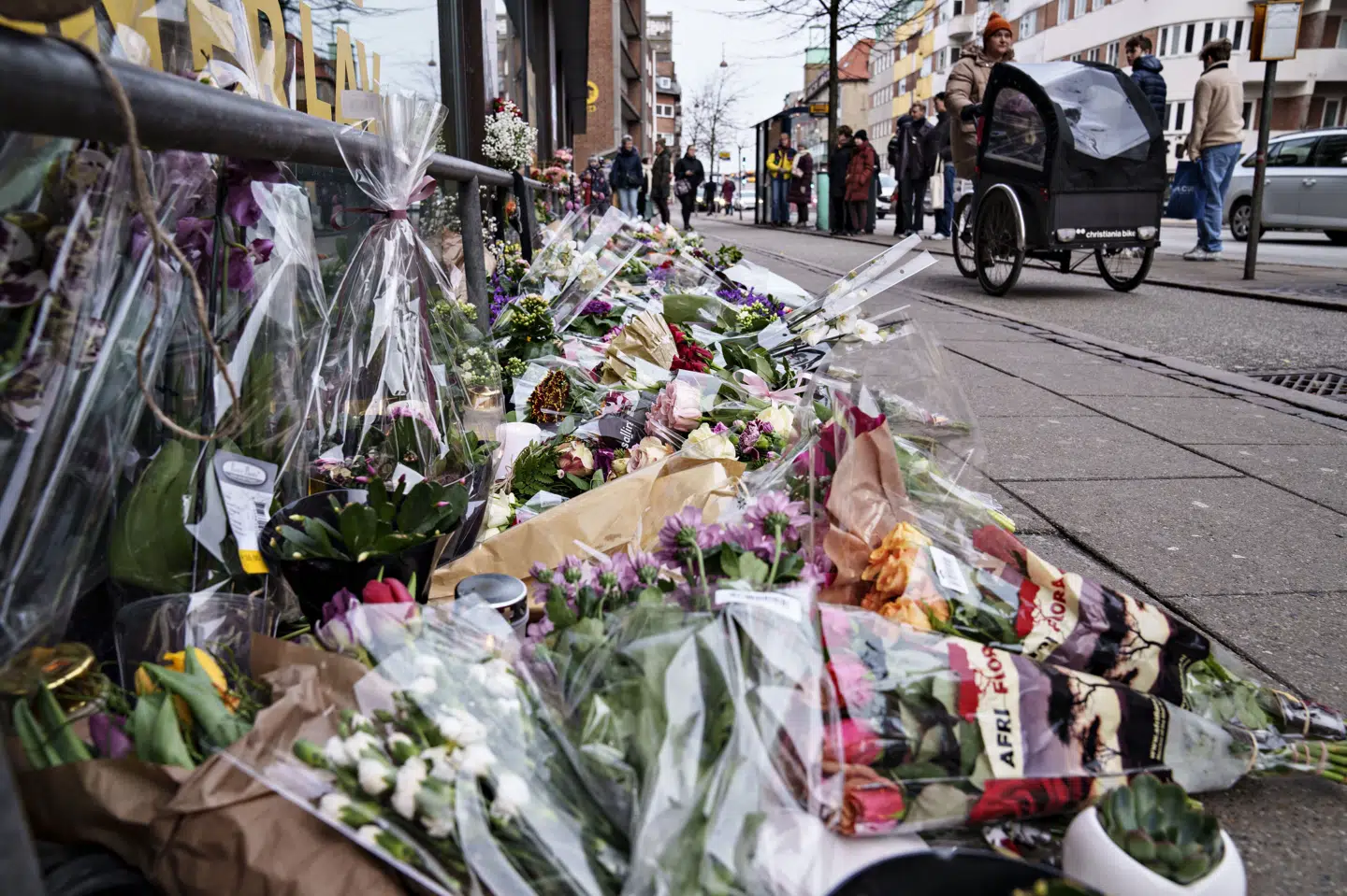 Mia Skadhauge Stevn blev sidst set i live om morgenen 6. februar 2022 på Vesterbro i Aalborg. I dagene efter hendes forsvinden kunne man se et blomsterhav på stedet. (Arkivfoto).