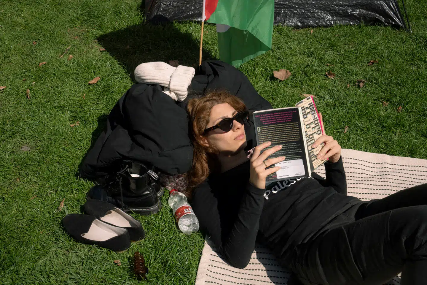 Ved Københavns Universitet har en gruppe studerende etableret »Rafah Garden«. Berlingskes nyhedspodcast »Pilestræde« har talt med en af de studerende, Olivia Zart, om protesten. Her på billedet ses en anden studerende, der i sidste uge læste op til eksamen i »Rafah Garden«.