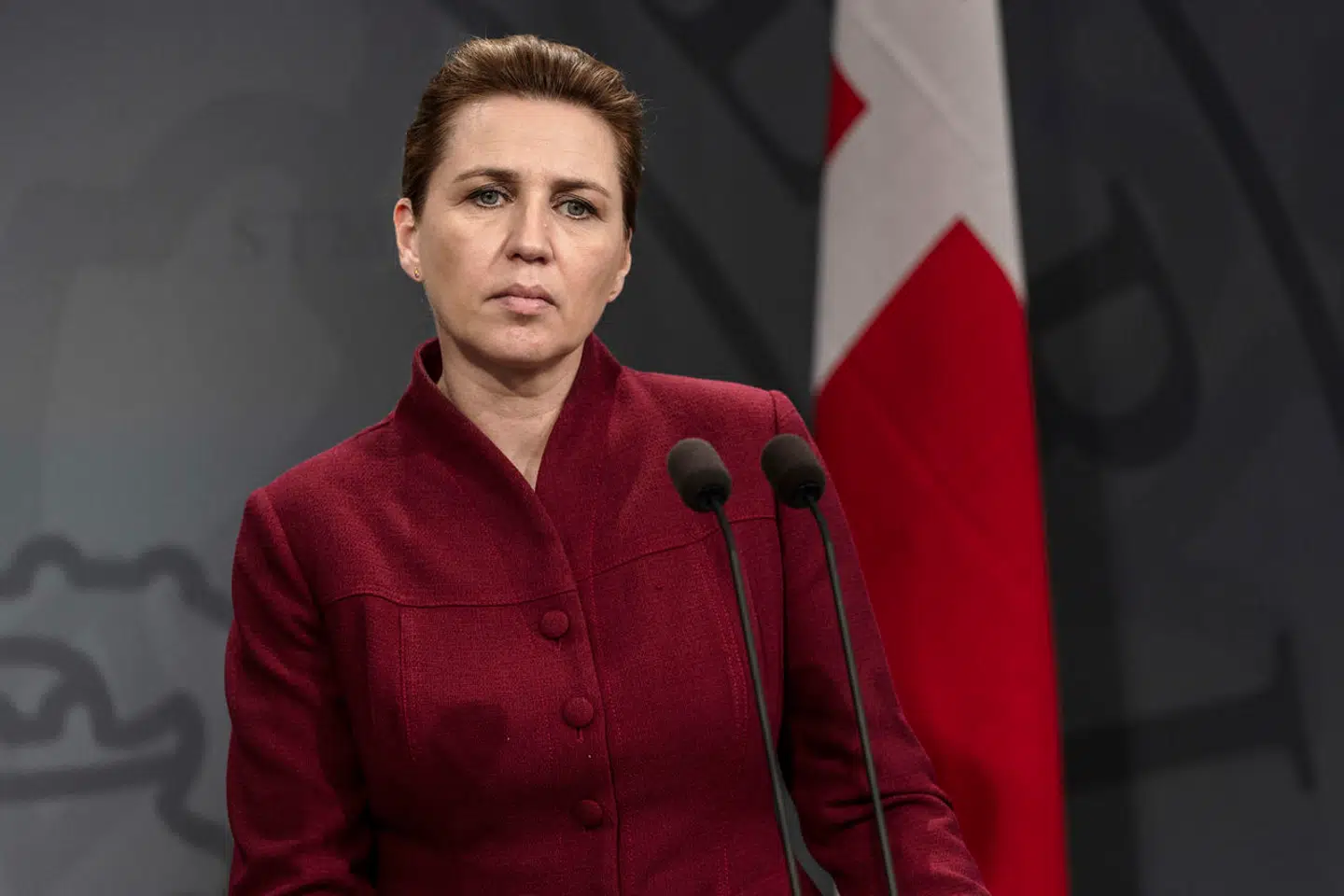 Statsminister Mette Frederiksen (S). Hvis det går, som forsvarsordfører for Liberal Alliance Carsten Bach ønsker, så skal hun i fremtiden ikke bare stå med det danske flag bag sig, men også med de andre EU-nationers flag.