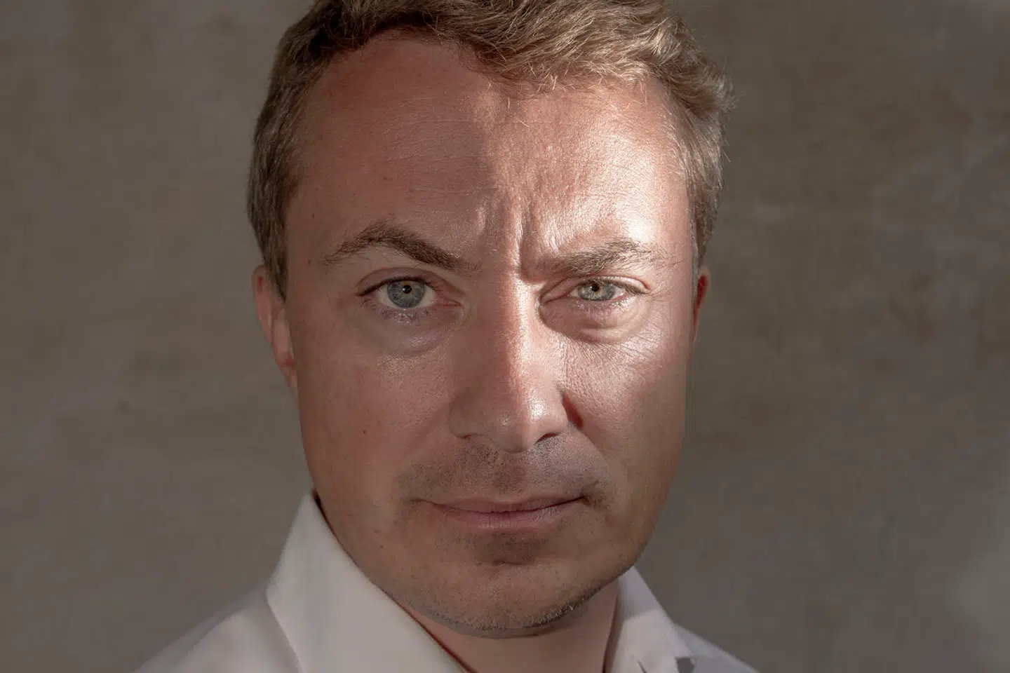 Valgkampen forud for europaparlamentsvalget er i fuld gang, og Dansk Folkeparti har igangsat en stor kampagne, der ironiserer over EU. Men flere af påstandene hviler på urigtige oplysninger.