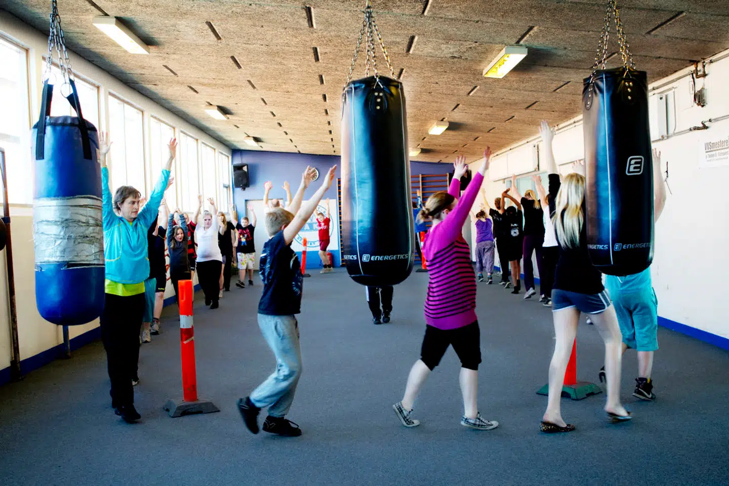 Det er årtier siden de professionelle inden for pædagogik slap den forståelse, at det er ofret, der er noget i vejen med. Bortset lige fra når det gælder overvægtige, skriver Lene Bull Christiansen og Mette Korsgaard.