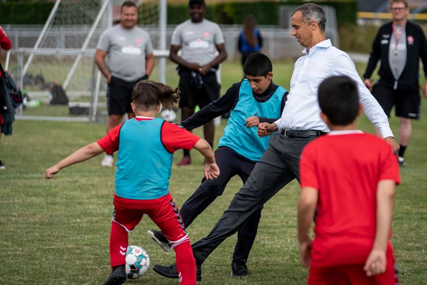 Den udvikling og bekymring på integrationsområdet, som Venstre og Socialdemokratiet anfører, oplever jeg bestemt ikke i hverdagen, skriver Anders Lange. Her besøger daværende udlændinge- og Integrationsminister Mattias Tesfaye (S) Ishøj FCs DBU Get2 Fodboldskole i 2020.