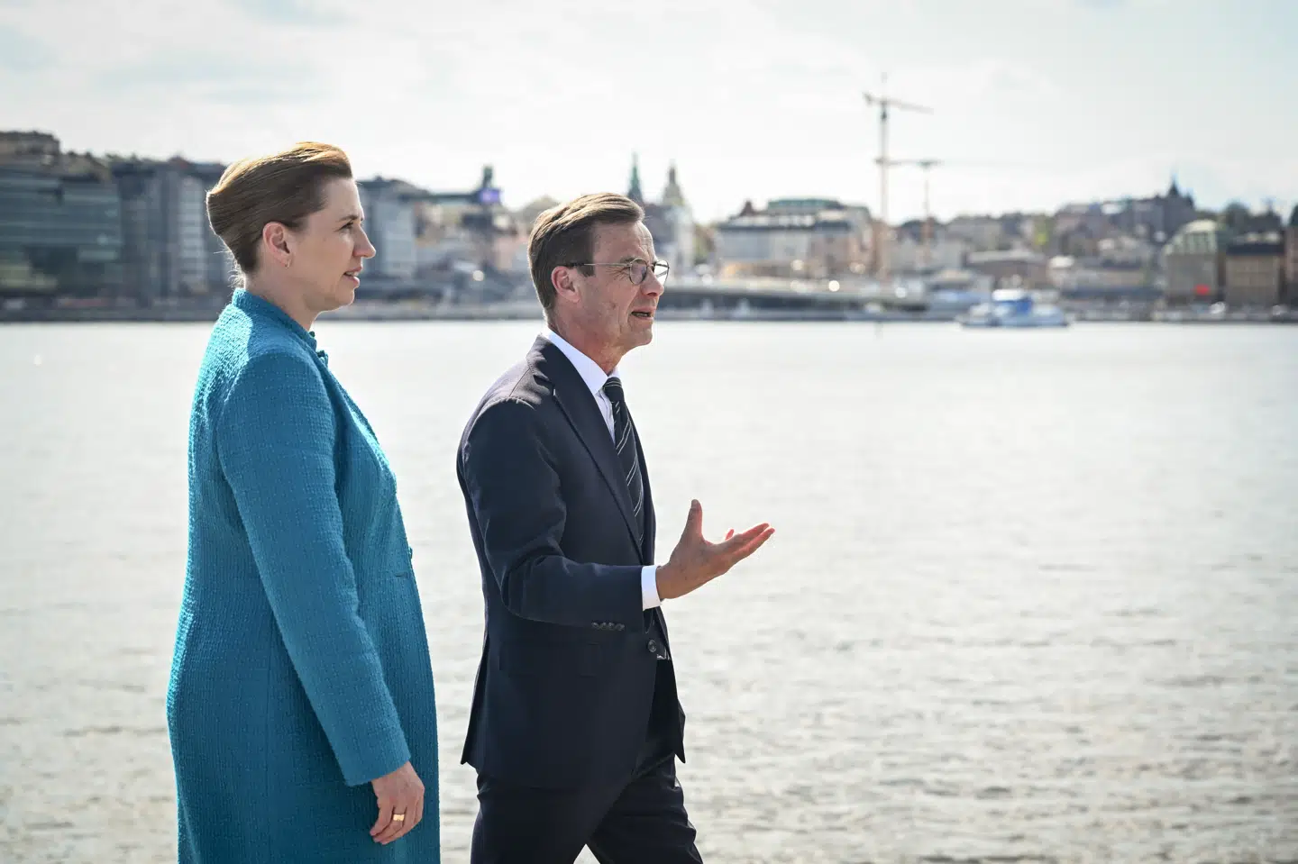 Statsminister Mette Frederiksen (S) er her i samtale med Sveriges statsminister, Ulf Kristersson, under et nordisk topmøde i Stockholm mandag.