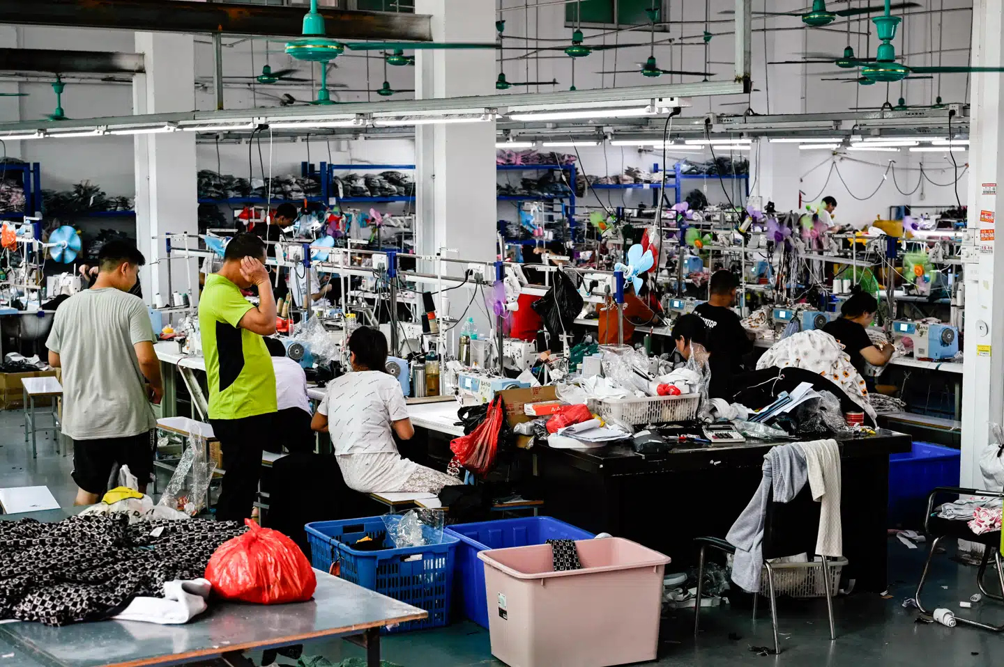 Shein sælger ultrabilligt tøj på tværs af verdens landegrænser. Men tøjet kommer blandt andet fra den her fabrik i Guangzhou, hvor ansatte fortæller om dårlige arbejdsforhold.