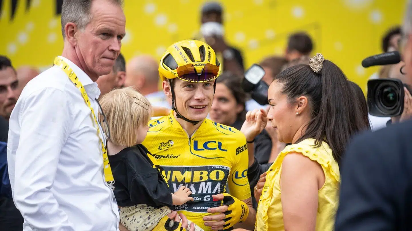 Jonas Vingegaard fejrer 2023-sejren ved Tour de France på Champs-Élysées i Paris med holdchef Richard Plugge, datteren Frida og hustruen Trine.