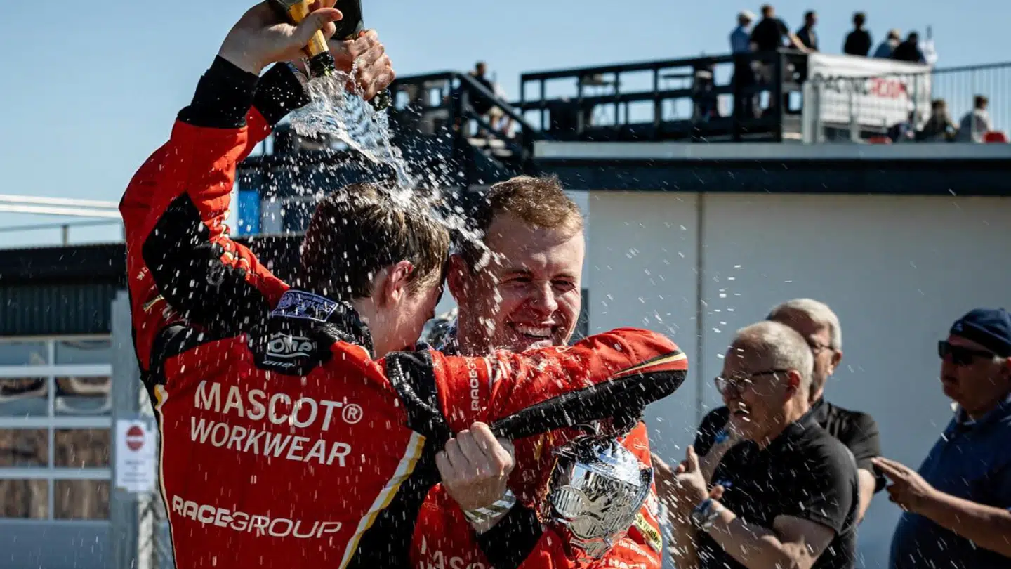 Malte Ebdrup og Kasper H. Jensen fejrer sejren.