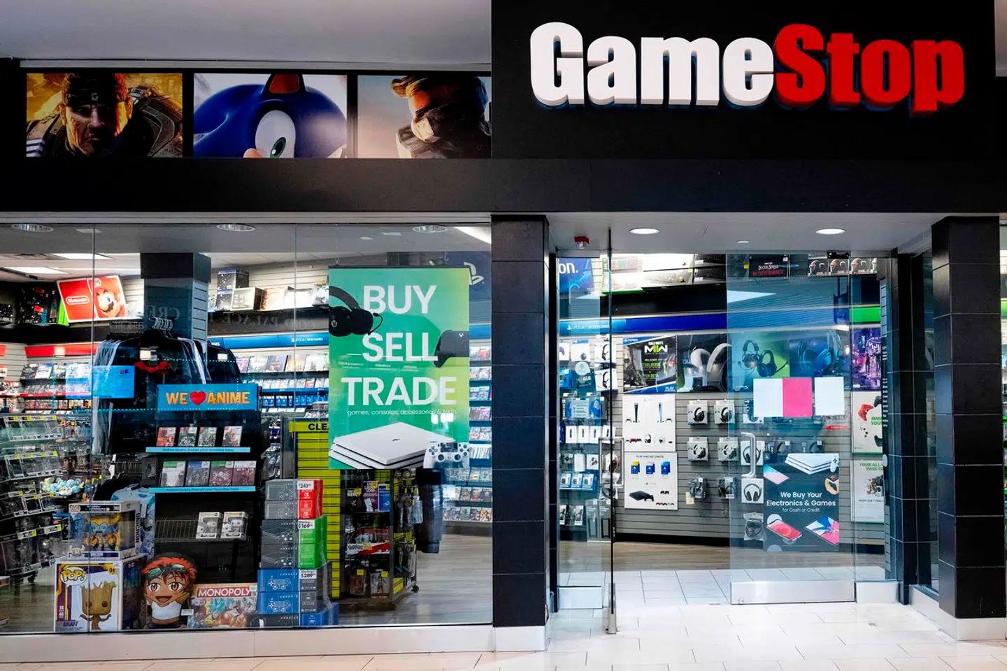 GameStop er omdrejningspunktet i et nyt aktiedrama, hvor professionelle investorer står til at tabe en milliard dollar.