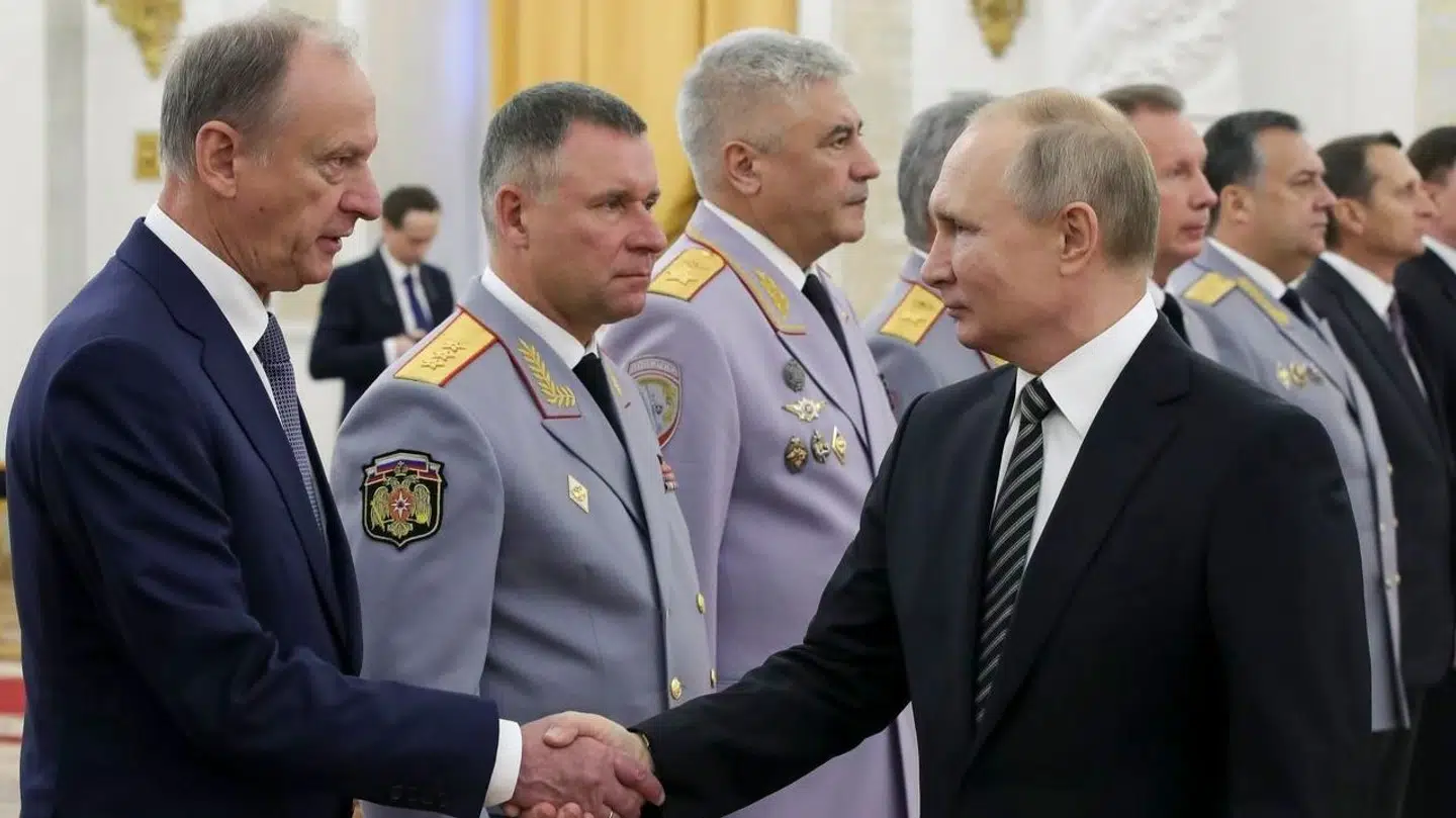 Nikolaj Patrusjev og Vladimir Putin trykker hånd.