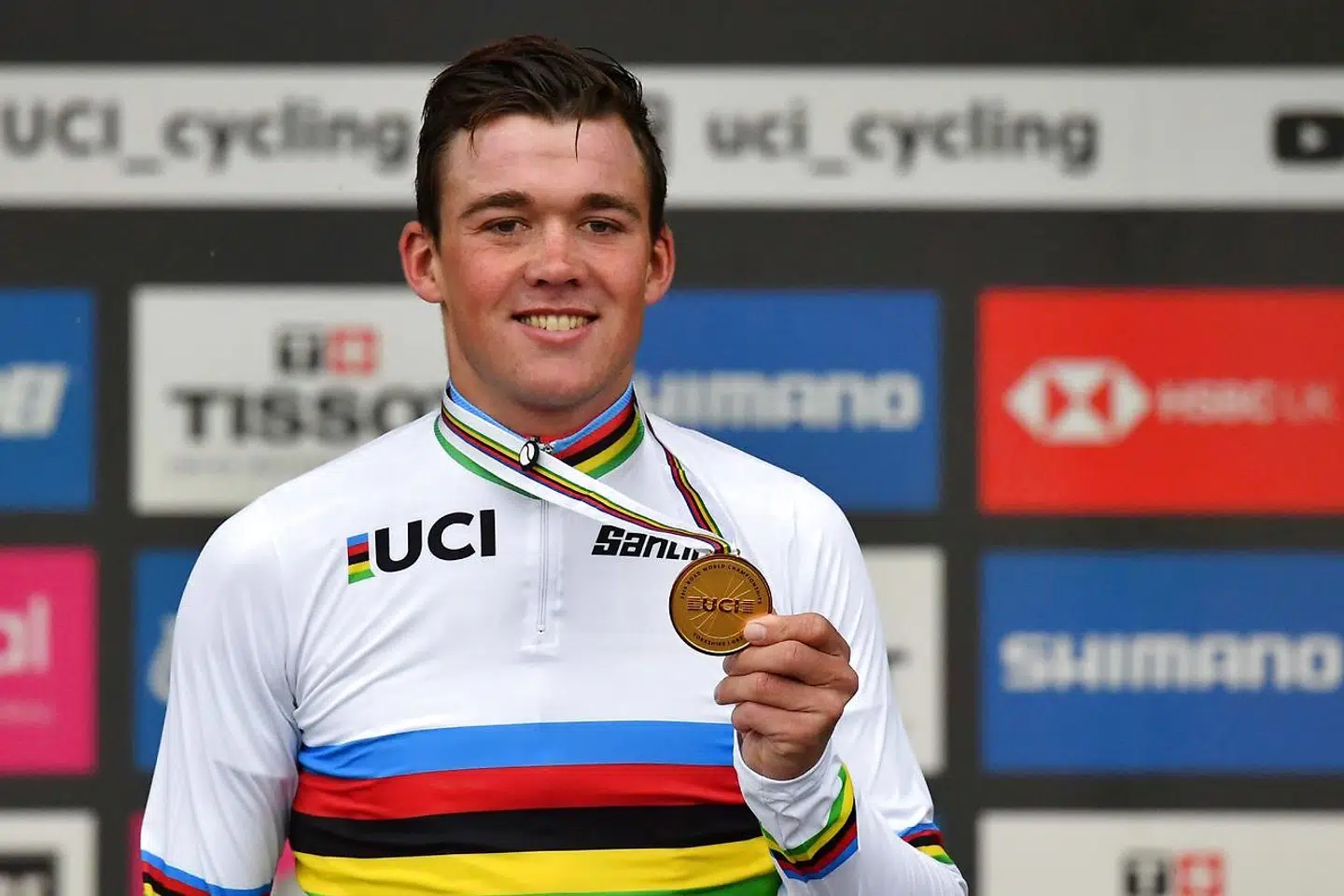 Her står Mads Pedersen med sin VM-medalje på toppen af skamlen.