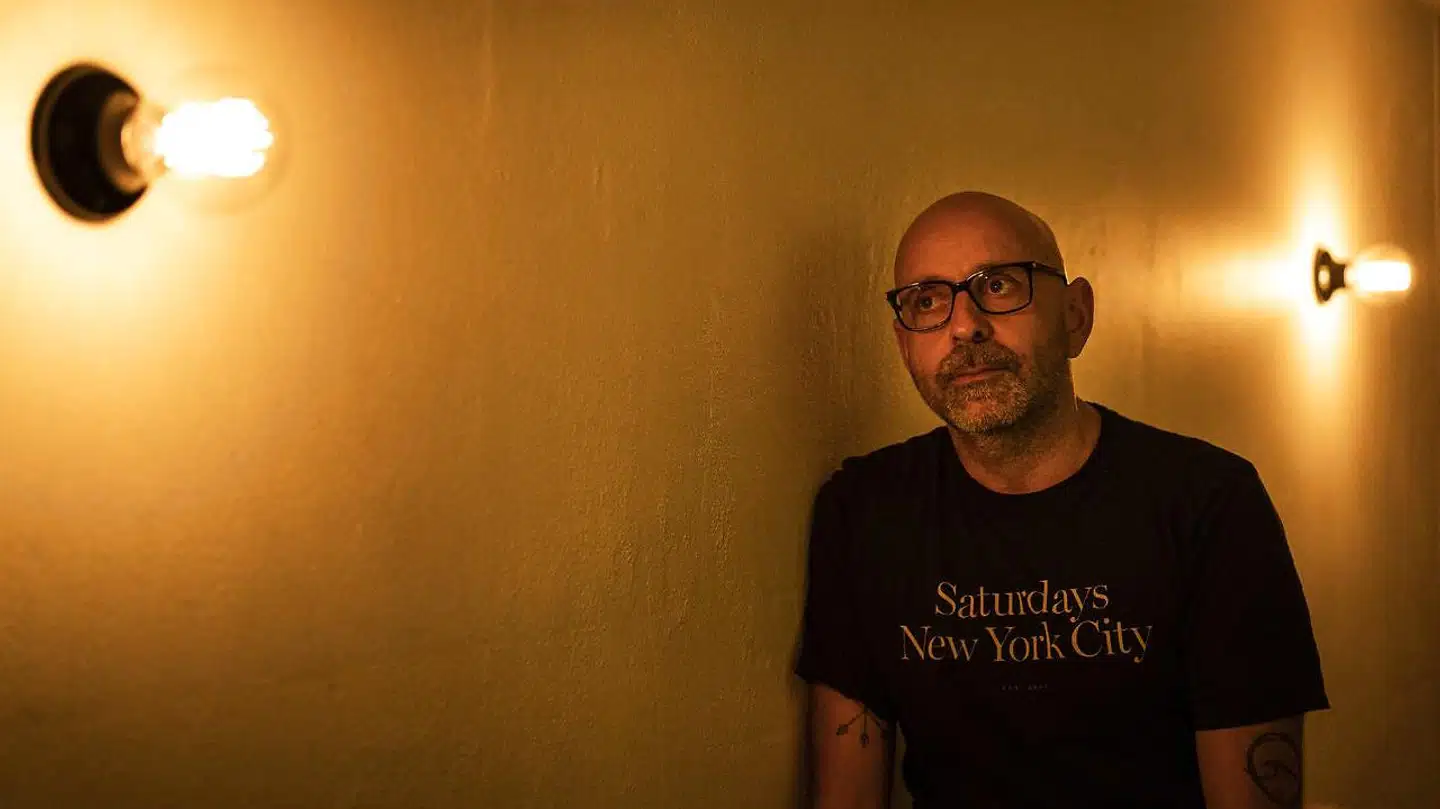 Flemming Møldrup har masser af skyggesider og indre dæmoner. »Det er en del af alle menneskers liv,« siger han. Og han er helt ærlig omkring dem. Hans barndom var præget af omsorgsvigt, og eftervirkningerne har fulgt ham op gennem hele hans voksenliv.