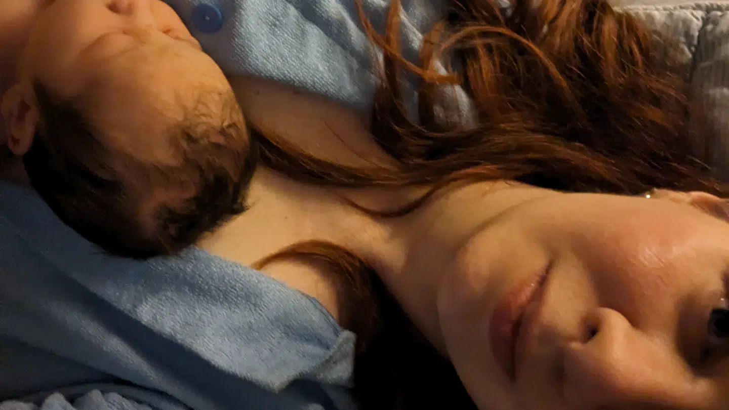 Emma er i dag to måneder gammel og udvikler sig, ligesom hun skal.