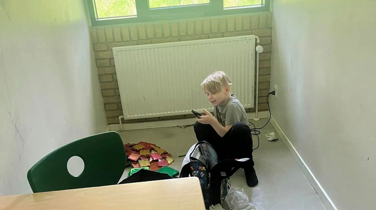 Når Conrad kommer hjem fra skole, fortæller han sin mor, at han har set YouTube hele dagen.
