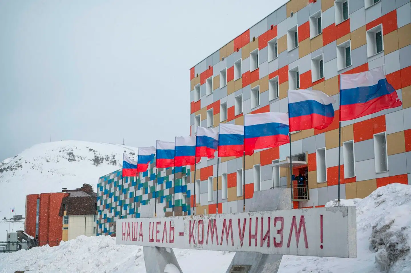 Rusland har flere kulminer i Svalbard og arbejder politisk på at udfordre Norges overherredømme og kontrol med øgruppen. Den ligger strategisk placeret i Arktis - og området bliver mere og mere ombejlet af stormagterne.